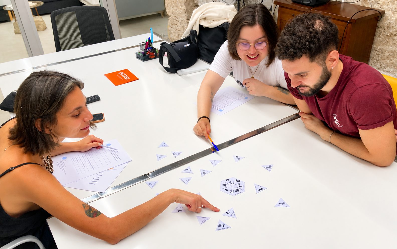 Pequeño grupo de alumnos practicando español en una clase en el Garraf