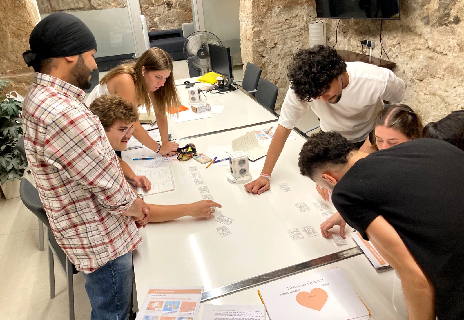 Alumnos durante una clase de español en grupo presencial en Barcelona
